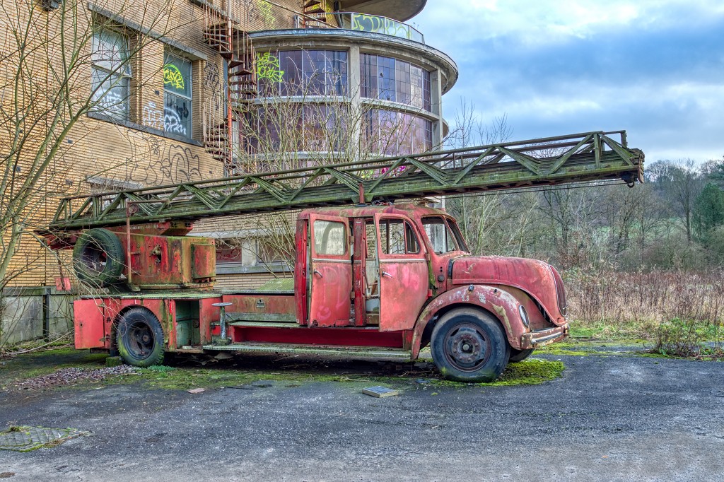 HDR urbex brandweerauto brandweerwagen fire truck camion de pompiers graffiti Sanatorium Dolhain basil decay verlaten kunst art